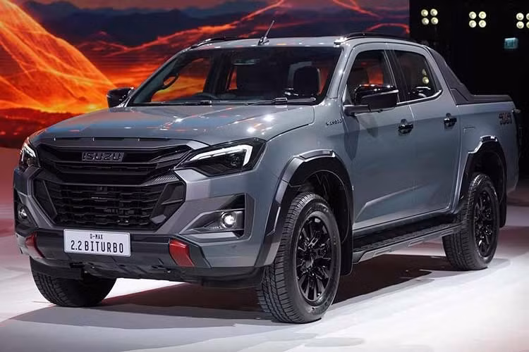 Tuy nhiên, không phải toàn bộ các phiên bản của hai dòng xe Isuzu đều được trang bị động cơ mới này. Đúng như tên gọi, động cơ 2.2 Ddi MaxForce Biturbo sử dụng hệ thống tăng áp kép, khác biệt so với máy dầu RZ4F-TC đã được giới thiệu trước đó. Động cơ RZ4F-TC vốn có cùng dung tích xi-lanh nhưng chỉ sử dụng một bộ tăng áp.
