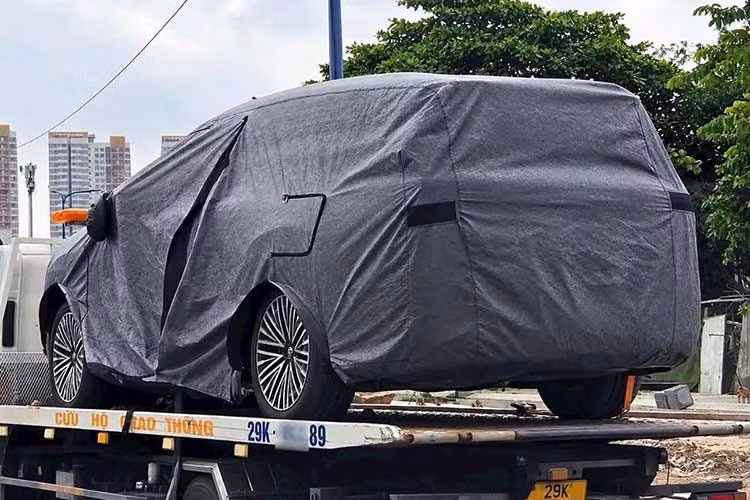 Hình ảnh được một đại lý Volkswagen chia sẻ cho thấy chiếc xe được giới thiệu là ID. Era 9X xuất hiện trên xe vận chuyển tại Việt Nam, với phần thân được phủ bạt kín. Dù chưa thể quan sát toàn bộ ngoại thất, bộ mâm lộ ra bên dưới lớp phủ có thiết kế tương đồng với mẫu SUV từng được giới thiệu tại Trung Quốc.