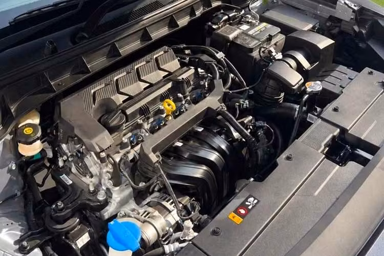 Hyundai Bayon sở hữu động cơ xăng tăng áp 1.5L MPi hút khí tự nhiên, 4 xi-lanh, cho công suất tối đa 114 mã lực. Người mua có tùy chọn hộp số sàn 6 cấp hoặc hộp số iVT, loại hộp số biến thiên liên tục do Hyundai phát triển. Trên bản iVT, nhà sản xuất tích hợp chế độ Dash Boost Mode giúp tăng độ nhạy chân ga khi vượt xe, đi kèm các chế độ lái Eco, Normal, Sport và lẫy chuyển số sau vô-lăng.