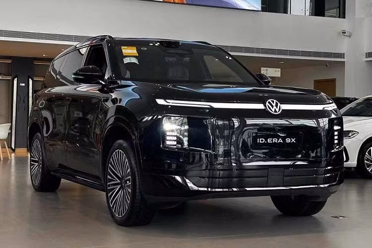 Trước đó, Volkswagen Việt Nam đã xác nhận kế hoạch phân phối ID. Era 9X và bắt đầu nhận đặt cọc từ tháng 8/2026. Xe được nhập khẩu nguyên chiếc từ Trung Quốc, nơi mẫu SUV này do liên doanh SAIC-Volkswagen phát triển và sản xuất. Giá bán được hãng công bố ở mức dự kiến dưới 3 tỷ đồng, trong khi một số đại lý đưa ra con số tạm tính khoảng 2,999 tỷ đồng.