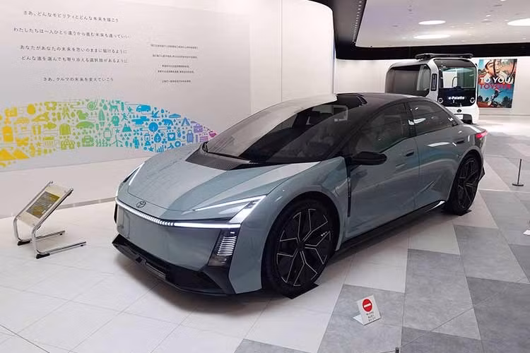 Mới đây, đài truyền hình NHK của Nhật Bản đã phát hành bộ phim tài liệu Inside Toyota, cho phép khán giả xem miễn phí trong khoảng thời gian từ ngày 25/9/2026 đến ngày 27/9/2027. Bộ phim hé lộ thêm nhiều thông tin về định hướng phát triển sản phẩm của Toyota, đặc biệt là Corolla thế hệ mới.