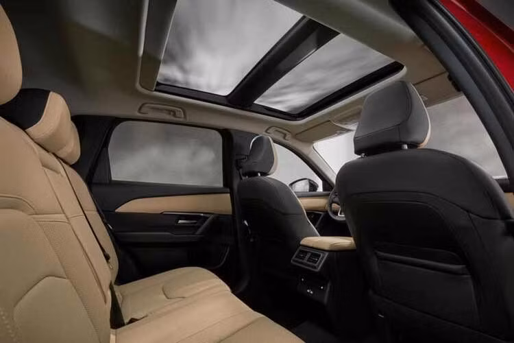 Về thiết kế, CX-5 2027 không có nhiều thay đổi đáng kể về ngoại thất so với phiên bản trước, vẫn theo ngôn ngữ Kodo của thương hiệu Nhật Bản. Tại Mỹ, CX-5 2.5 S Select có giá khởi điểm 31.485 USD, đã bao gồm phí vận chuyển.