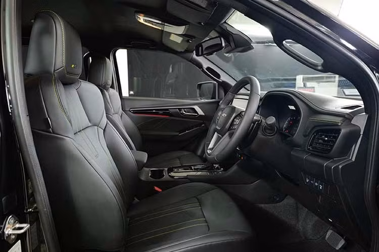 Đối với dòng bán tải Isuzu D-Max, danh mục động cơ đa dạng hơn các đối thủ khi vẫn duy trì cả ba tùy chọn, gồm máy dầu 4JJ3-TCX 3.0L; máy dầu RZ4F-TC tăng áp đơn, dung tích 2.2L; và máy dầu RZ4F-TCX tăng áp kép, dung tích 2.2L mới. Tuy nhiên, số lượng phiên bản sử dụng động cơ diesel 3.0L của Isuzu D-Max hiện khá hạn chế. Phần lớn xe được trang bị động cơ diesel 2.2L.