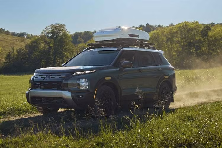 Đáng chú ý, Outlander Diamond Trail Edition được bổ sung chế độ lái Rock, giúp tối ưu độ bám đường khi di chuyển trên địa hình nhiều đá, hạn chế hiện tượng trượt quay bánh xe và tự động kích hoạt hệ thống hỗ trợ đổ đèo Hill Descent Control.