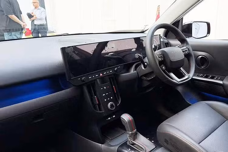 Xe còn có hơn 70 tính năng kết nối Bluelink, hỗ trợ hơn 500 câu lệnh bằng giọng nói với 10 ngôn ngữ Ấn Độ và 2 ngôn ngữ quốc tế, cùng Apple CarPlay và Android Auto không dây. Tùy phiên bản, BAYON có ghế trước thông gió, ghế lái chỉnh điện 8 hướng, cửa sổ trời toàn cảnh, điều hòa tự động, sạc điện thoại không dây và hệ thống âm thanh Bose.