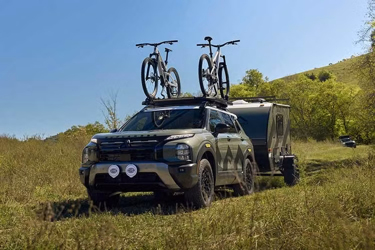 Điểm nhấn của Outlander Diamond Trail Edition nằm ở phần ngoại thất được tinh chỉnh theo phong cách off-road. Xe sở hữu lưới tản nhiệt màu đen nhám, cản trước và cản sau thiết kế lại nhằm tối ưu góc tiếp cận và góc thoát, kết hợp các vòm bánh xe mở rộng và thanh giá nóc nâng cao.
