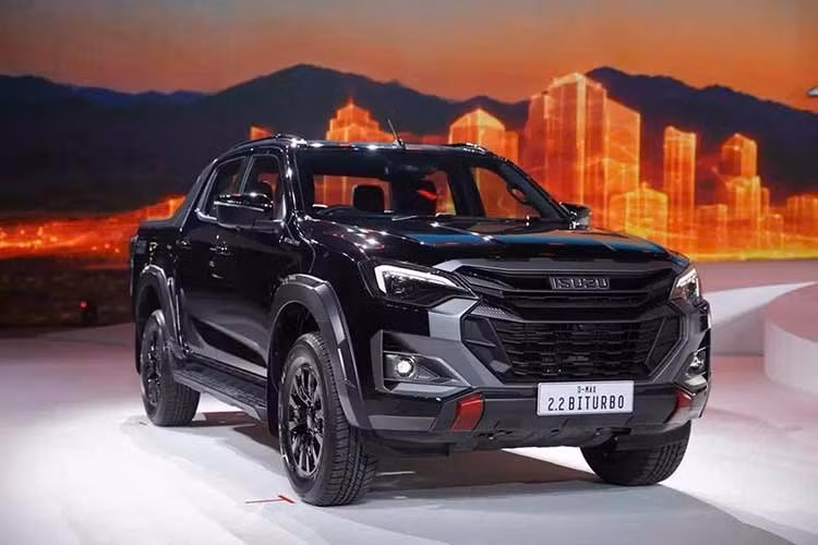 Để có cái nhìn rõ hơn về sự khác biệt, động cơ diesel 3.0L hiện tại có công suất tối đa 188 mã lực và mô-men xoắn cực đại 450 Nm. Trong khi đó, động cơ RZ4F-TC tăng áp đơn, dung tích 2.2L chỉ sản sinh công suất tối đa 161 mã lực và mô-men xoắn cực đại 400 Nm.