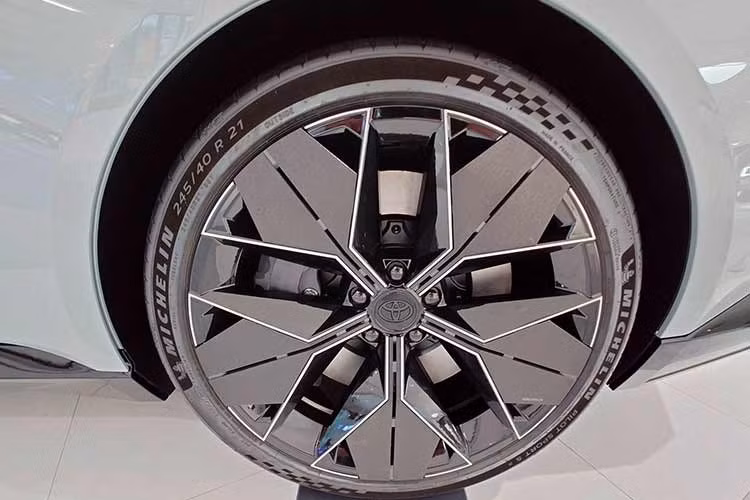 Tuy nhiên, hiện vẫn chưa rõ phiên bản Toyota Corolla thế hệ mới dành cho thị trường Thái Lan sẽ sử dụng kiểu thân xe, nền tảng và hệ truyền động nào. Những thông tin cụ thể có thể chỉ được làm rõ trong năm 2027.