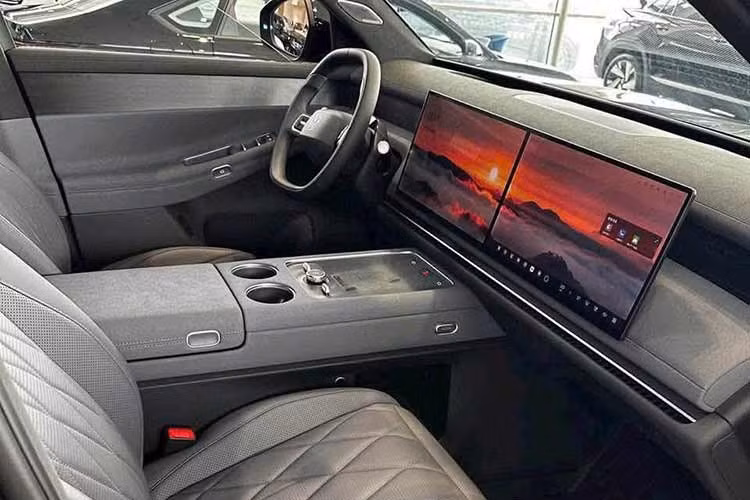 Điểm khác biệt lớn nhất của Volkswagen ID. Era 9X so với các mẫu xe đang được hãng phân phối tại Việt Nam nằm ở hệ truyền động EREV (Extended Range Electric Vehicle). Công nghệ này sử dụng mô-tơ điện để dẫn động bánh xe, trong khi động cơ xăng chỉ đóng vai trò phát điện, bổ sung năng lượng cho hệ thống pin khi cần thiết.