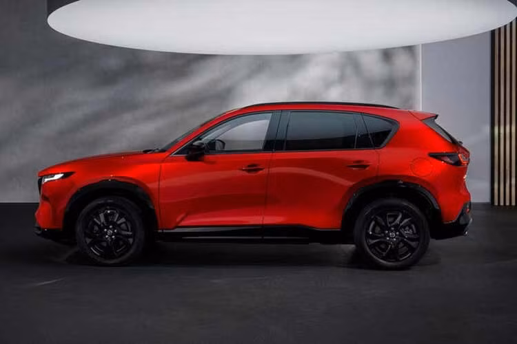 Đáng chú ý nhất là trợ lý AI Google Gemini trên Mazda CX-5 2027 được tích hợp trên tất cả phiên bản thông qua hệ thống thông tin giải trí mới. Người dùng có thể tương tác với trợ lý ảo bằng các yêu cầu tương tự khi sử dụng điện thoại hỗ trợ Google, qua đó hạn chế việc phải thao tác trực tiếp khi đang lái xe.
