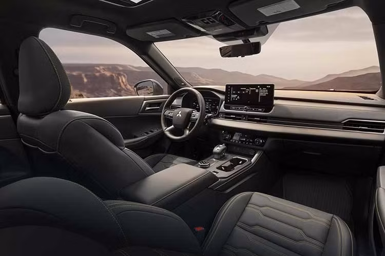 Bên trong, Mitsubishi sử dụng ghế màu xám đậm với đường chỉ khâu tương phản màu kaki, kết hợp các chi tiết hoàn thiện màu đen nhám, crôm và satin. Logo Diamond Trail Edition xuất hiện trên lưng ghế, thảm sàn và ốp cửa, lấy cảm hứng từ hình ảnh vận động viên trượt tuyết đổ dốc và biểu tượng ba viên kim cương của Mitsubishi.