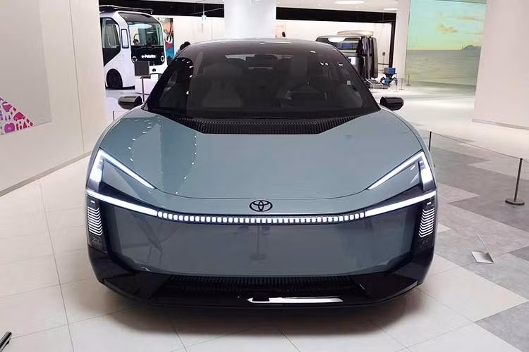 Theo thông tin được đề cập, Toyota Corolla thế hệ mới có thể cung cấp tới 5 loại hệ truyền động trên phạm vi toàn cầu, bao gồm động cơ đốt trong thuần túy, hybrid (HEV), plug-in hybrid (PHEV), xe thuần điện (BEV) và hệ truyền động sử dụng hydro.