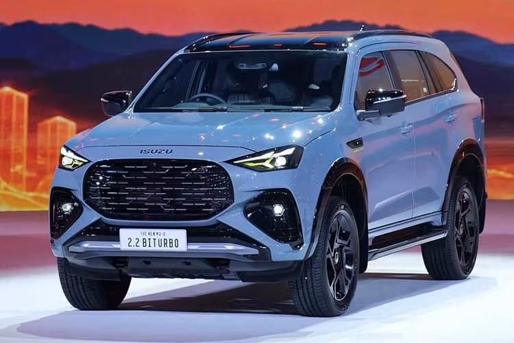 Ở dòng V-Cross chuyên địa hình, xe có các tùy chọn cấu hình 2 cửa và 4 cửa với mức giá niêm yết dao động từ 940.000 đến 1.312.000 baht (tương đương 720,2 triệu - 1,005 tỷ đồng). Điểm nhấn lớn nhất là việc thay thế động cơ 3.0 lít cũ ở một số phiên bản bằng động cơ diesel 2.2 lít Bi-Turbo hoàn toàn mới.