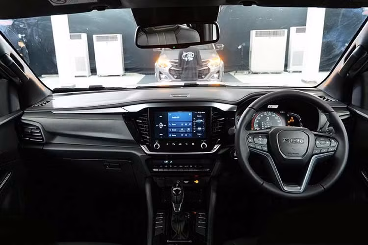 Với sự xuất hiện của động cơ mới, dòng SUV Isuzu MU-X tại Thái Lan không còn phiên bản sử dụng động cơ diesel 3,0 lít 4JJ3-TCX. Thay vào đó, khách hàng chỉ có thể lựa chọn giữa hai động cơ 2,2 lít gồm RZ4F-TCX tăng áp kép và RZ4F-TC tăng áp đơn.