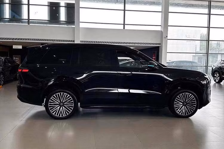 Volkswagen ID. Era 9X có chiều dài 5.207 mm, rộng 1.997 mm và cao 1.810 mm, cùng chiều dài cơ sở 3.070 mm. Kích thước này đưa mẫu xe vào nhóm SUV cỡ lớn, ngang tầm BMW X7, Mercedes-Benz GLS và VinFast VF 9, đồng thời lớn hơn cả Teramont Pro đang được Volkswagen phân phối tại Việt Nam.