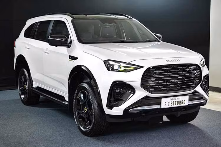 Đáng chú ý, động cơ RZ4F-TCX của Isuzu có thông số công suất và mô-men xoắn tương đương máy dầu 1GD-FTV tăng áp đơn, dung tích 2.8L của Toyota hiện được trang bị trên mẫu xe bán tải Hilux dù sở hữu dung tích xi-lanh nhỏ hơn. Những con số tương ứng của động cơ diesel tăng áp kép, dung tích 2.0L vốn được sử dụng trên các phiên bản cao cấp của Ford Ranger là 207 mã lực và 500 Nm.