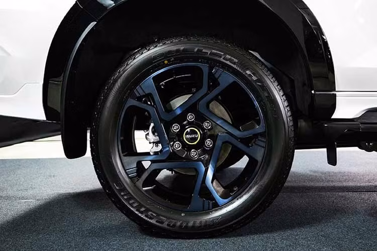Đặc biệt, xe tích hợp gói công nghệ hỗ trợ lái xe ADAS tiên tiến bao gồm hệ thống phanh khẩn cấp tự động, cảnh báo va chạm phía trước, cảnh báo điểm mù, cảnh báo phương tiện cắt ngang khi lùi và hệ thống kiểm soát hành trình thích ứng toàn dải tốc độ.