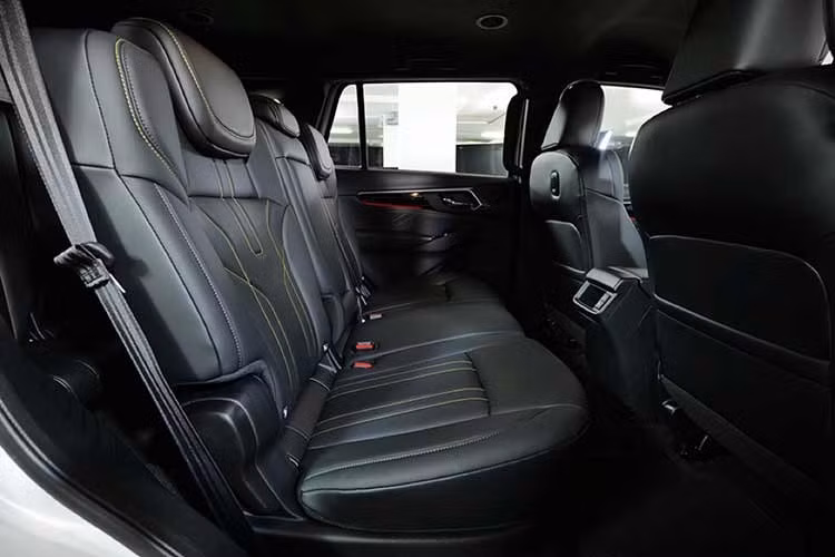 Hệ thống an toàn trên mẫu xe bán tải Isuzu D-Max MY2027 cũng sẽ được nâng cấp toàn diện với 6 túi khí, các hệ thống phanh tiêu chuẩn ABS, EBD, BA, hệ thống cân bằng điện tử ESC, kiểm soát lực kéo TCS, hỗ trợ khởi hành ngang dốc HSA và xuống dốc HDC.