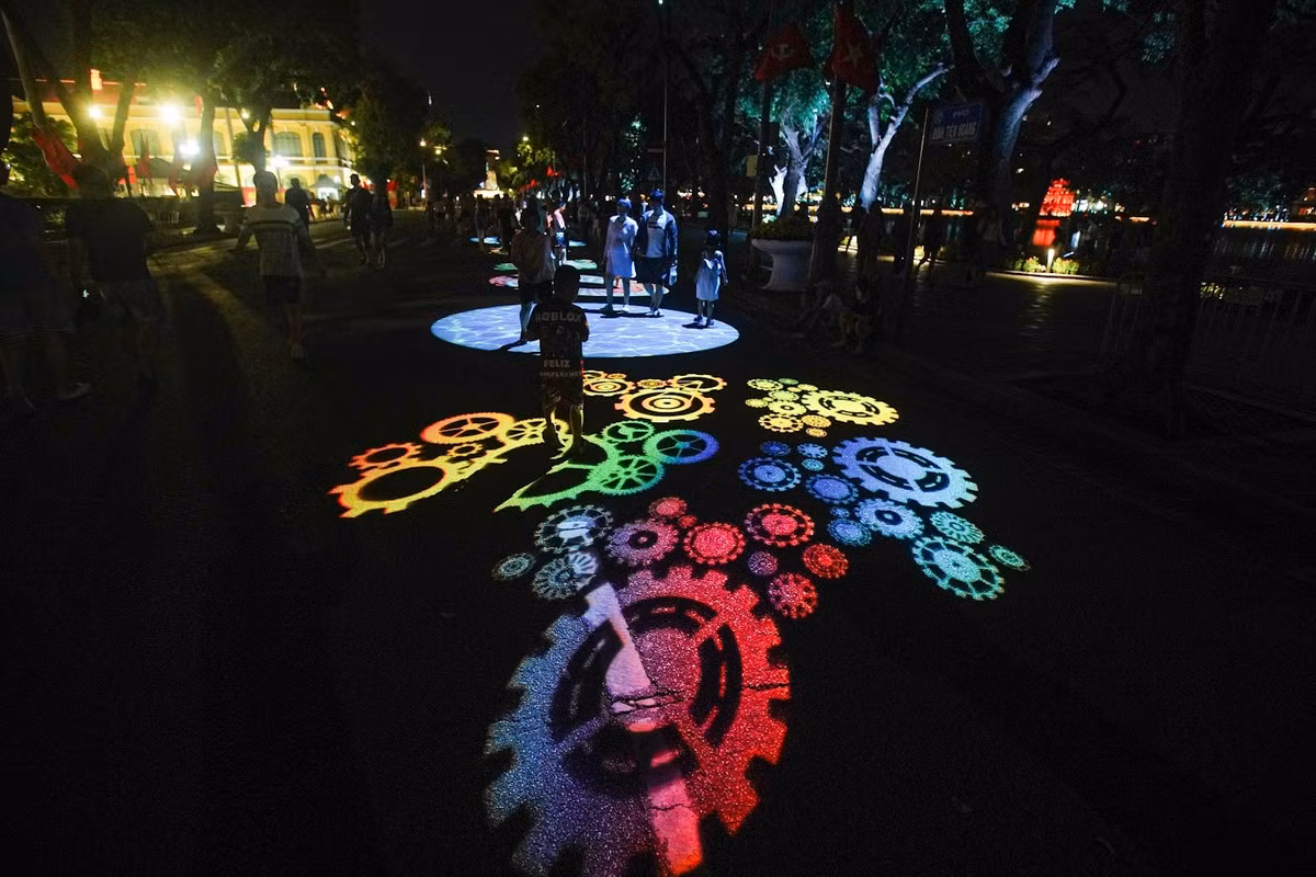 Gallery - [GALLERY] Hồ Hoàn Kiếm rực rỡ bằng công nghệ ánh sáng dịp nghỉ lễ 2/9 - image 8