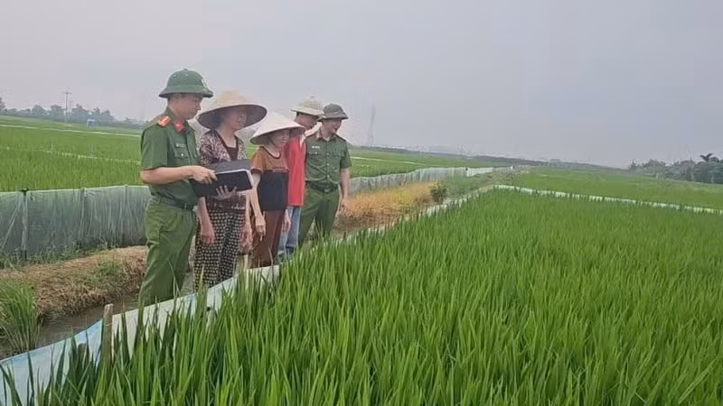 Công an thành phố Hải Phòng tuyên truyền cho người dân về việc nghiêm cấm sử dụng điện dưới mọi hình thức để bẫy, bắt, diệt chuột. (Ảnh: Công an Hải Phòng)