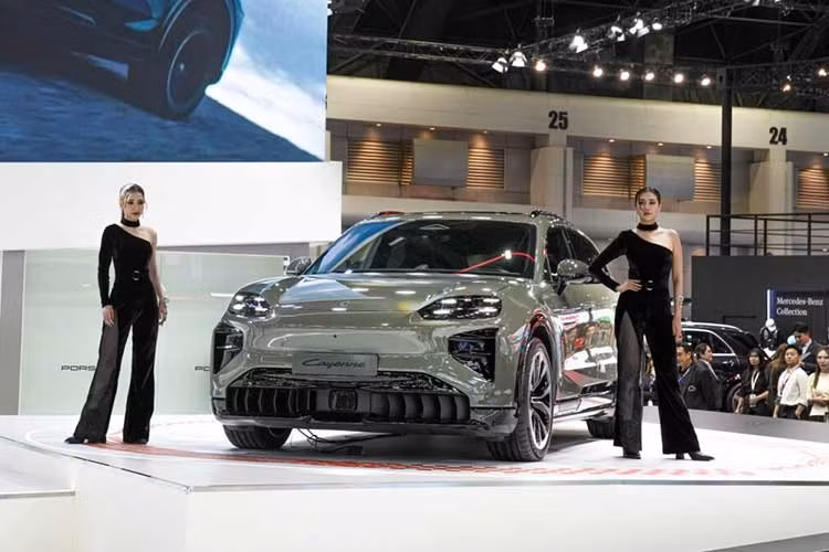 Porsche cung cấp nhiều cấu hình ngoại thất cho Cayenne Electric, bao gồm mâm xe kích thước từ 20 đến 22 inch. Khách hàng có thể lựa chọn 13 màu sơn tiêu chuẩn và 9 kiểu thiết kế mâm thuộc chương trình Porsche Exclusive Manufaktur.