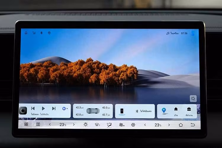 Xe còn có màn hình cảm ứng trung tâm 12,8 inch, hỗ trợ kết nối Apple CarPlay/Android Auto, điều hòa tự động hai vùng độc lập, cửa gió cho hàng ghế sau, lọc bụi PM 2.5, phanh tay điện tử kèm Auto Hold, cổng USB Type A/Type C, điều khiển bằng giọng nói tiếng Thái/tiếng Anh, hệ thống âm thanh 6 loa, chìa khóa thông minh và khởi động nút bấm.