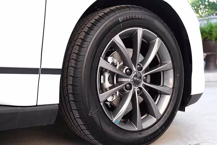 Bên ngoài, BYD Seal 6 không mang trên mình thiết kế mang tính đột phá hay quá nổi bật. Thay vào đó, mẫu xe này vẫn được áp dụng phong cách thiết kế tối giản quen thuộc của BYD. Nhờ chiều dài cơ sở lớn nên mẫu sedan cỡ C này đi kèm nội thất rộng rãi. Khoang hành lý của xe có dung tích tiêu chuẩn 460 lít, cộng thêm ngăn chứa đồ nhỏ bên dưới nắp ca-pô.