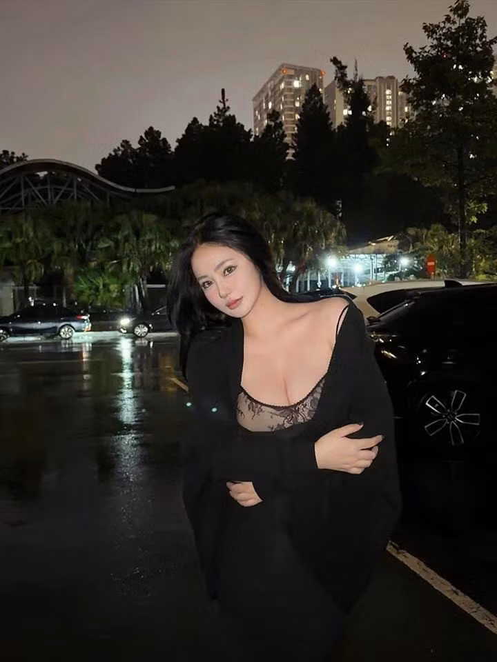 Một chiếc bikini hai mảnh với tông màu rực rỡ tôn lên làn da trắng ngần và vòng một "phập phồng", hay những bộ đồ bơi màu giản dị nhưng lại càng làm nổi bật vẻ đẹp khỏe khoắn, tràn đầy sức sống của cô nàng.