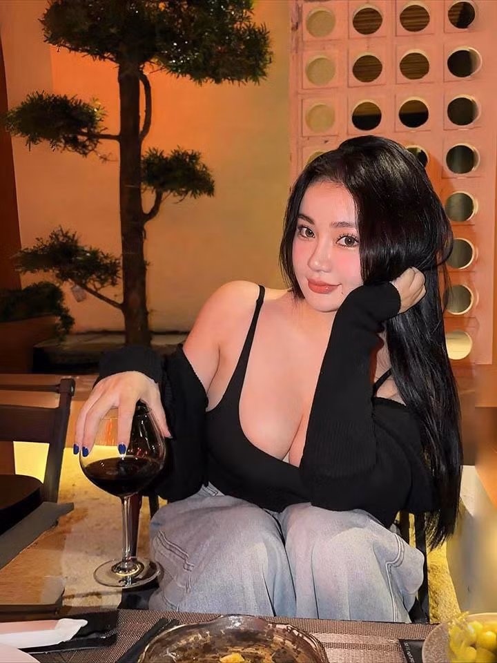 Nhimbabi, hay còn được người hâm mộ ưu ái gọi bằng cái tên thân mật là Nhím, là cái tên nổi lên không chỉ nhờ nhan sắc mà còn bởi một phong cách sống táo bạo, rực lửa, và hào nhoáng khiến cộng đồng khó có thể lãng quên.