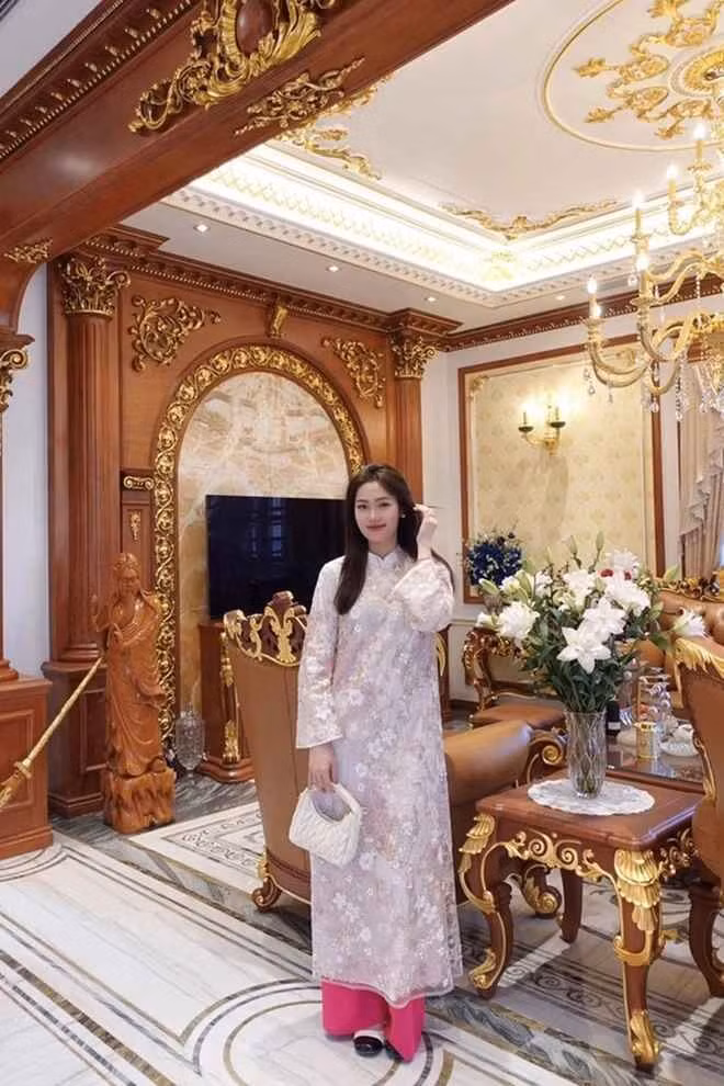 Từ sau đám cưới, Việt Hương dần ít chia sẻ lên mạng xã hội, những hình ảnh đời thường thưa thớt. Cựu VĐV vẫn gây chú ý với vẻ ngoài rạng rỡ, toát lên nét dịu dàng.