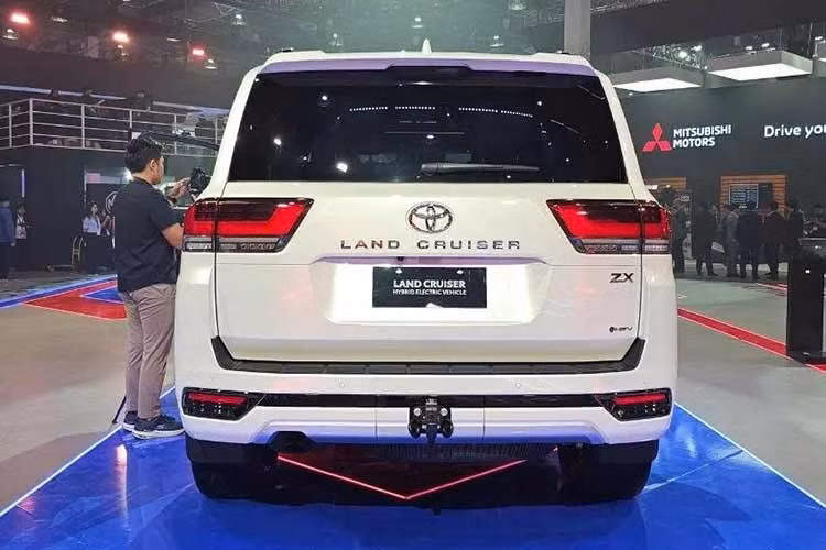 Theo Toyota, hệ thống động cơ hybrid kết hợp khung gầm cứng vững không chỉ giúp Toyota Land Cruiser 300 HEV vận hành mạnh mẽ, êm ái trên đường trường mà còn sở hữu khả năng off-road linh hoạt, khi động cơ điện có thể cung cấp phản ứng bướm ga mượt mà và đồng đều ngay cả trên địa hình khó khăn nhất.