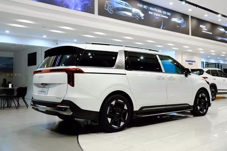 Ở ngoại thất, xe nhiều khả năng vẫn được trang bị hệ thống đèn chiếu sáng LED tự động, đèn định vị LED, gương chiếu hậu chỉnh và gập điện, gạt mưa tự động, baga mui, cửa trượt điện hai bên, cốp đóng mở điện và bệ bước chân. Một số trang bị như cửa sổ trời hay đèn sương mù sẽ không xuất hiện trên phiên bản này.