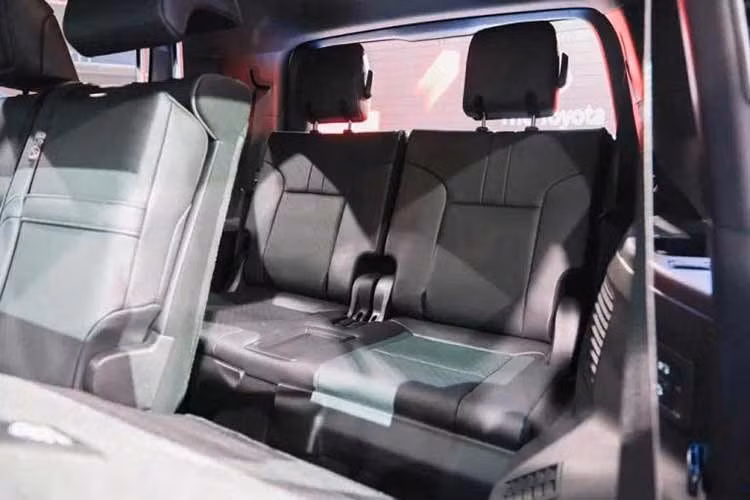 Như vậy, với việc sử dụng hệ thống hybrid, Land Cruiser 300 HEV hiện là phiên bản sở hữu khả năng vận hành mạnh mẽ nhất của dòng xe Land Cruiser 300. Thậm chí, sức mạnh vận hành có thể sánh ngang xe SUV hạng sang Lexus LX700h.
