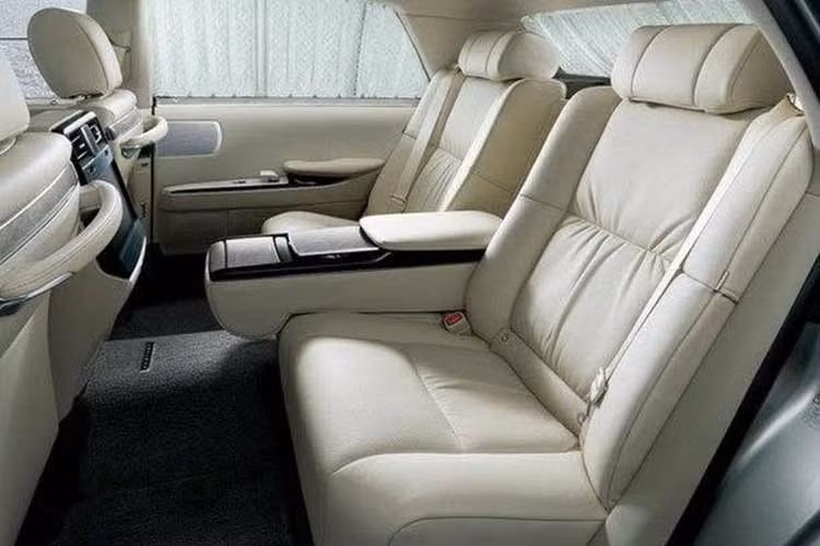 Về vận hành, nếu không có thay đổi, mẫu xe Toyota Century SUV sẽ vẫn sử dụng hệ truyền động plug-in hybrid, kết hợp động cơ V6 3.5L, công suất 406 mã lực, kết hợp cùng hệ dẫn động 4 bánh toàn thời gian E-Four Advanced.