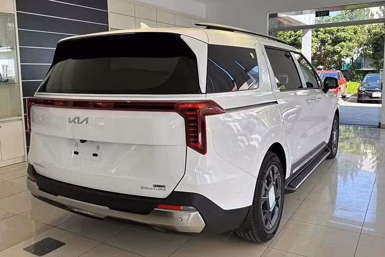 Kia Việt Nam hiện chưa công bố đầy đủ danh sách trang bị của Carnival 1.6 Turbo Hybrid Luxury 8S. Tuy nhiên, nếu giữ cấu hình tương tự phiên bản Carnival 2.2D Luxury 8S sử dụng động cơ diesel, mẫu xe mới sẽ hướng đến sự cân bằng giữa tiện nghi và chi phí sở hữu. Xe có giá niêm yết 1,399 tỷ đồng và hiện được áp dụng ưu đãi 20 triệu đồng từ nhà phân phối, đưa giá bán thực tế xuống còn 1,379 tỷ đồng.
