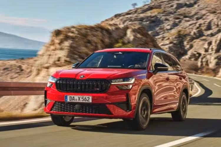 Theo Skoda Auto, lô xe đầu tiên chỉ giới hạn 50 chiếc được nhập khẩu nguyên chiếc. Khách hàng có thể đặt xe với khoản cọc 300.000 Rupee, trong khi giá bán chính thức vẫn chưa được công bố và dự kiến sẽ được hé lộ trong vài tuần tới.