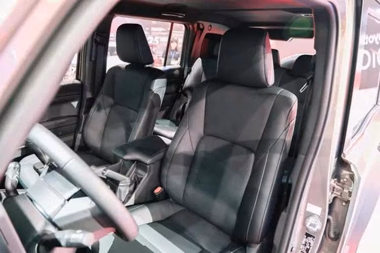 Ngoài kiểu dáng thiết kế đặc trưng của dòng Land Cruiser 300, điểm khác biệt trên Toyota Land Cruiser 300 HEV 2026 mới đến từ hệ truyền động với việc sử dụng hệ thống hybrid song song, kết hợp giữa động cơ xăng tăng áp kép V6, dung tích 3.5 lít Twin-Turbo với một động cơ điện.
