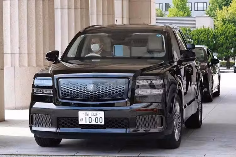 Như vậy, mẫu Century SUV sẽ chính thức thay thế cho dòng Toyota Century sedan vốn gắn liền với hình ảnh các đời lãnh đạo Nhật suốt nhiều năm qua. Theo mô tả của truyền thông địa phương, mẫu xe mới được xem như một “văn phòng di động”, phù hợp với lịch trình dày đặc và nhu cầu di chuyển liên tục của Thủ tướng.