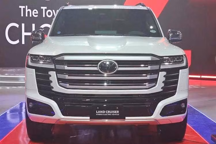 Mức giá xe Toyota Land Cruiser HEV được niêm yết ở mức 6,93 triệu peso Philippines (tương đương gần 3 tỷ đồng), trở thành biến thể đắt nhất trong dải sản phẩm Land Cruiser tại thị trường này. Tại Việt Nam, Toyota Land Cruiser LC300 hybrid cũng đã được một số đại lý nhận đặt cọc. Xe dự kiến ra mắt thị trường Việt vào quý 4/2026 với giá cao hơn bản xăng.