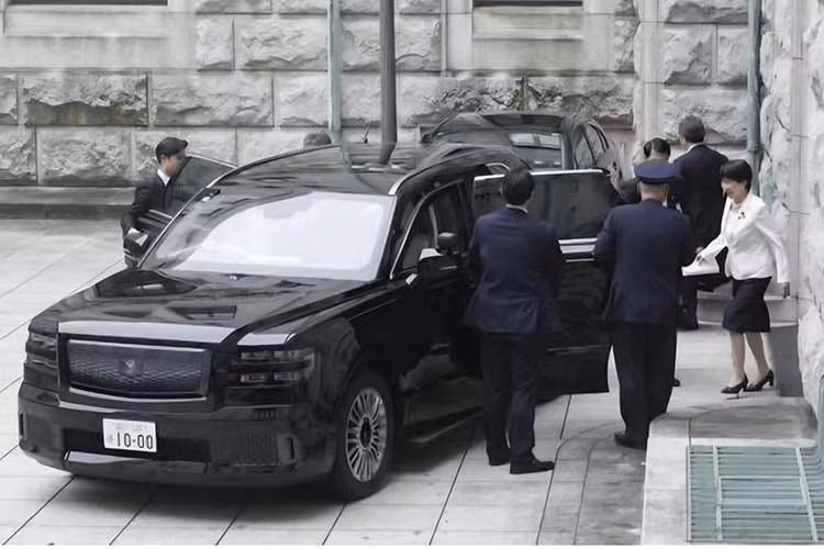 Thông tin Toyota Century SUV đã chính thức được lựa chọn làm phương tiện công vụ mới của Thủ tướng Nhật Bản Sanae Takaichi này lần đầu được tờ The Sankei Shimbun tiết lộ, sau khi chiếc Century SUV xuất hiện tại tòa nhà Quốc hội Nhật Bản trong một buổi làm việc của Thủ tướng với Hạ viện.