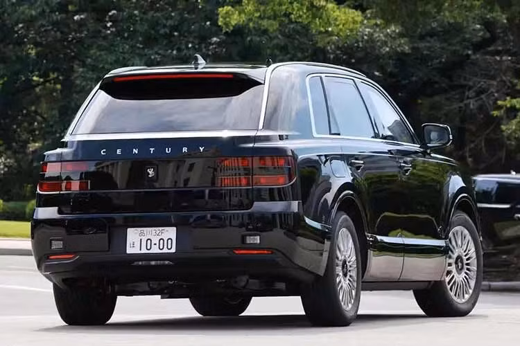 Ra mắt lần đầu vào năm 2023, Toyota Century SUV có giá khởi điểm khoảng 25 triệu yên (tương đương hơn 4 tỷ đồng). Đây cũng là một trong những mẫu xe đắt đỏ nhất trong danh mục sản phẩm của Toyota, nhưng chỉ bán ở thị trường nội địa.