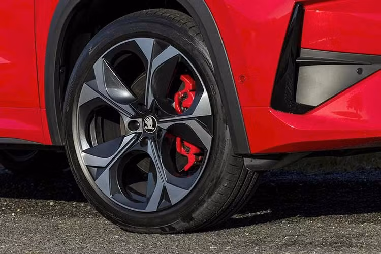 Phiên bản Kodiaq RS dành cho Ấn Độ sử dụng động cơ xăng tăng áp 2.0L TSI, dung tích 1.984 cc, cho công suất 265 mã lực và mô-men xoắn cực đại 400 Nm. Sức mạnh được truyền qua hộp số ly hợp kép 7 cấp DSG tới hệ dẫn động 4 bánh toàn thời gian tiêu chuẩn.