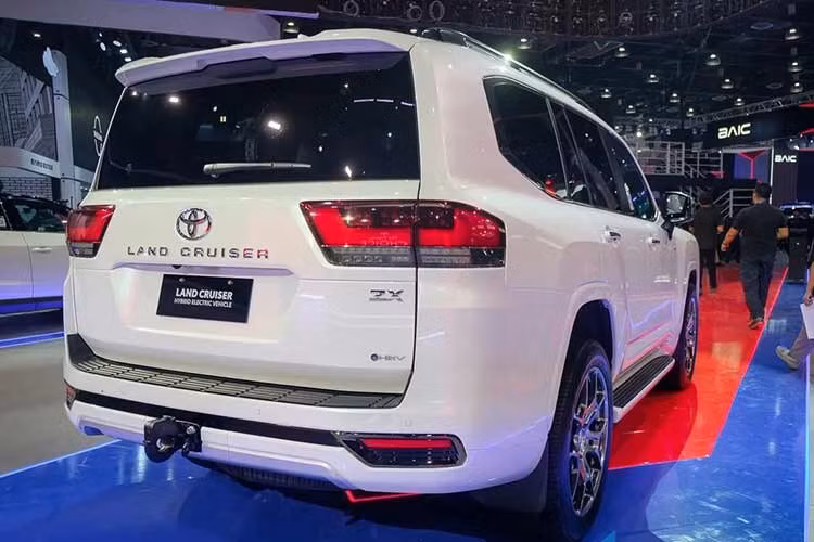 Về ngoại hình, so với các phiên bản trước đây thì Toyota Land Cruiser 300 HEV được trang bị cản trước thấp hơn và thiết kế ống hút gió được sửa đổi, dành riêng cho phiên bản VXR. Phiên bản này cùng với bản GR Sport đều có huy hiệu "457 TT" dọc theo hai bên và biểu tượng "HEV" trên cửa khoang hành lý.