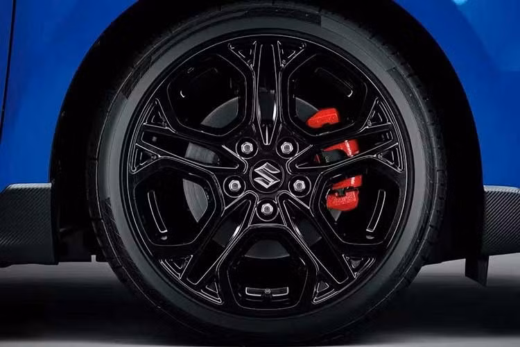 Ngoài ra gói phụ kiện này còn có ốp gương giả sợi carbon, miếng bảo vệ tay nắm cửa, nắp bình nhiên liệu thiết kế riêng, đề-can trên nắp ca-pô và bộ bàn đạp bằng thép không gỉ.