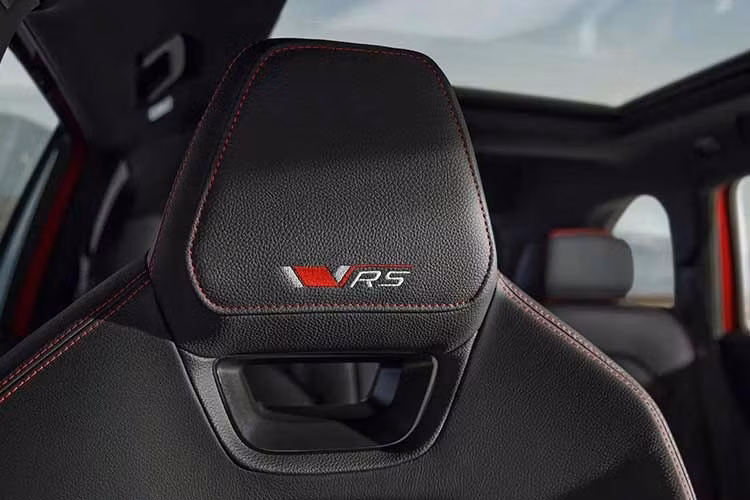 Danh sách tiện nghi nổi bật gồm bảng đồng hồ kỹ thuật số Virtual Cockpit, màn hình giải trí trung tâm cỡ lớn, kết nối không dây Apple CarPlay và Android Auto, hệ thống âm thanh Canton 725W với 13 loa, điều hòa tự động 3 vùng, cửa sổ trời toàn cảnh, 9 túi khí, gói hỗ trợ lái ADAS, camera 360 độ và sạc không dây làm mát cho hai điện thoại.
