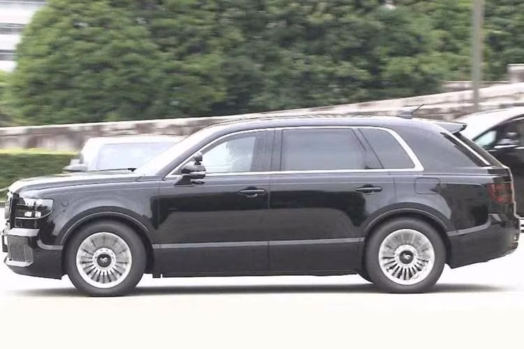 Quan sát từ bên ngoài, chiếc Toyota Century SUV dành cho Thủ tướng Nhật không có quá nhiều khác biệt so với bản thương mại. Xe được sơn đen toàn bộ thân xe, đi kèm hệ thống đèn ưu tiên tích hợp phía sau lưới tản nhiệt – chi tiết thường thấy trên các mẫu xe dành cho nguyên thủ.
