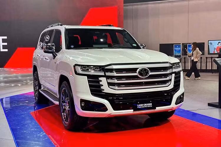 Sự xuất hiện của Toyota Land Cruiser HEV 2026 được xem là một phần trong chiến lược mở rộng danh mục xe điện hóa của Toyota tại thị trường Đông Nam Á, bên cạnh những cái tên như Land Cruiser FJ và Hilux BEV – vốn cũng đã gây chú ý lớn tại Triển lãm Ô tô Quốc tế Philippines 2026.