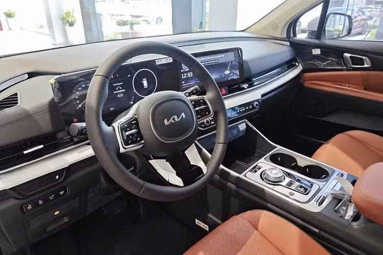 Khoang nội thất của xe được bố trí 8 chỗ ngồi với ghế bọc da. Ghế lái chỉnh điện nhưng không có chức năng nhớ vị trí, trong khi hàng ghế trước cũng không được tích hợp tính năng sưởi hoặc làm mát như các phiên bản cao cấp. Hàng ghế thứ hai sử dụng ghế tiêu chuẩn chỉnh cơ thay vì ghế thương gia chỉnh điện. Hệ thống giải trí có thể bao gồm cụm màn hình kép 12,3 inch, hỗ trợ kết nối Apple CarPlay và Android Auto không dây, kết hợp hệ thống âm thanh 6 loa.