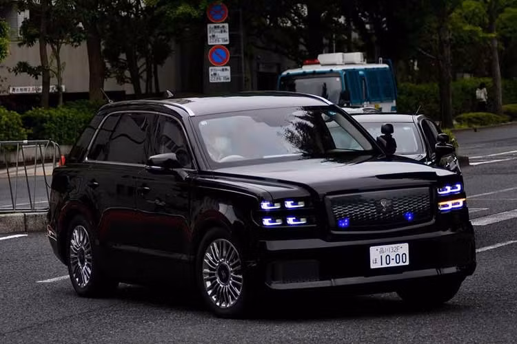 Toyota Century SUV mới có khả năng vận hành thuần điện trong phạm vi 69 km. Toyota cũng xác nhận sẽ ra mắt phiên bản hiệu suất cao GR Century SUV do bộ phận Gazoo Racing phát triển.