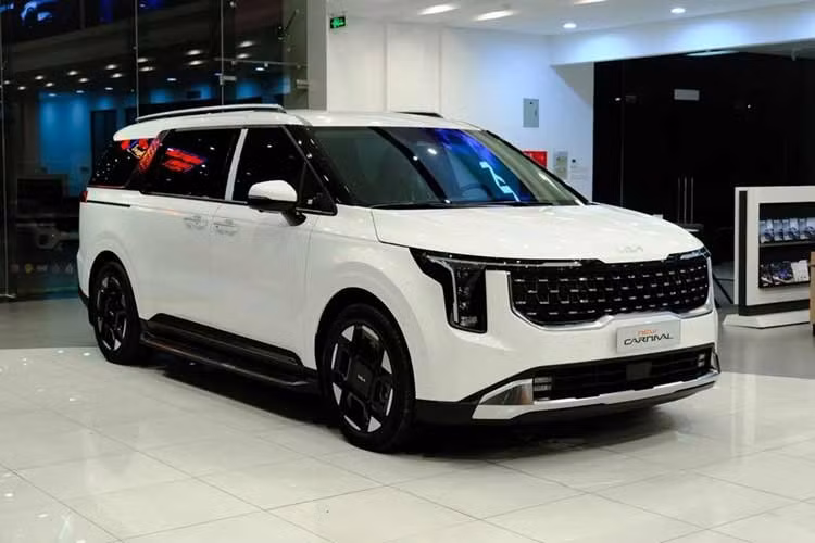 Việc cắt giảm một số trang bị giúp Carnival Hybrid Luxury 8S có giá bán thấp hơn hàng trăm triệu đồng so với các phiên bản Premium và Signature, qua đó mở rộng nhóm khách hàng có nhu cầu sở hữu một mẫu MPV cỡ lớn tiết kiệm nhiên liệu nhưng không nhất thiết cần đầy đủ công nghệ cao cấp.